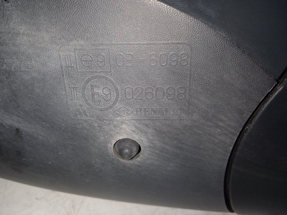 Retrovisor izquierdo renault  no identificado