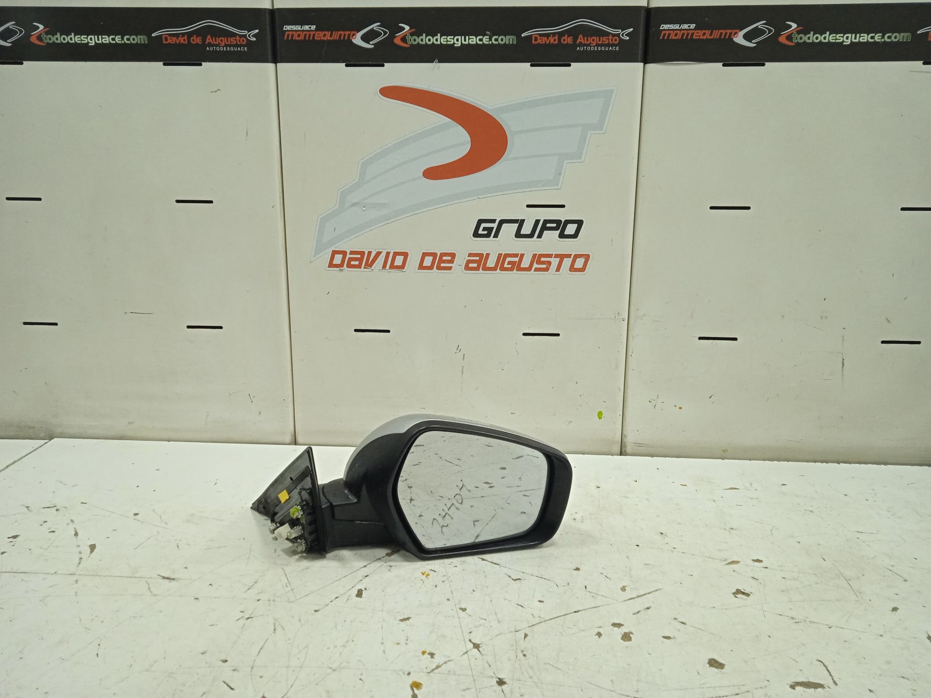 Retrovisor derecho   no identificado