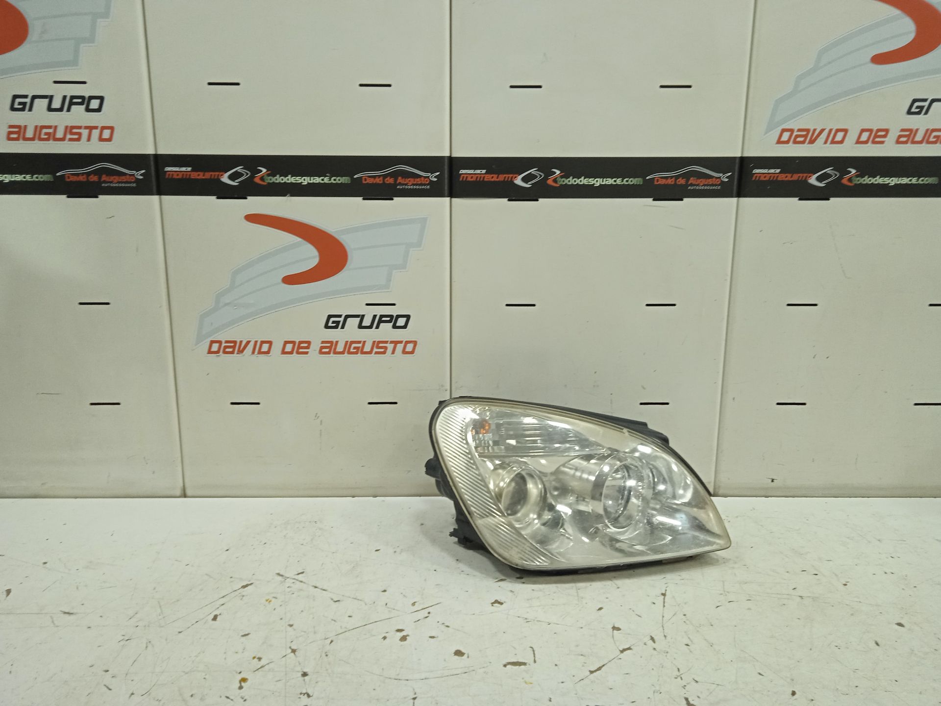 Faro delantero kia carens (un) concept