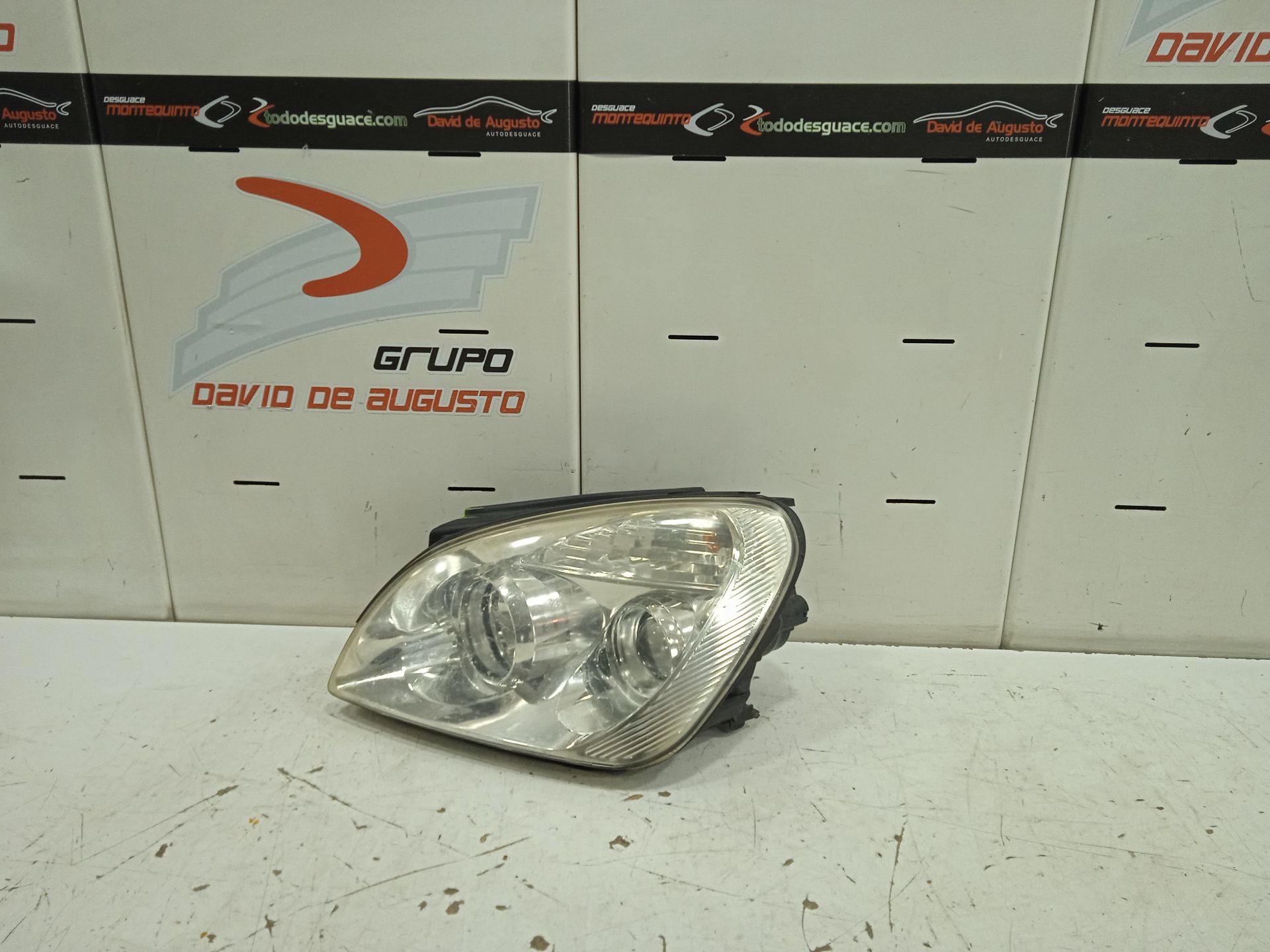 Faro delantero kia carens (un) concept