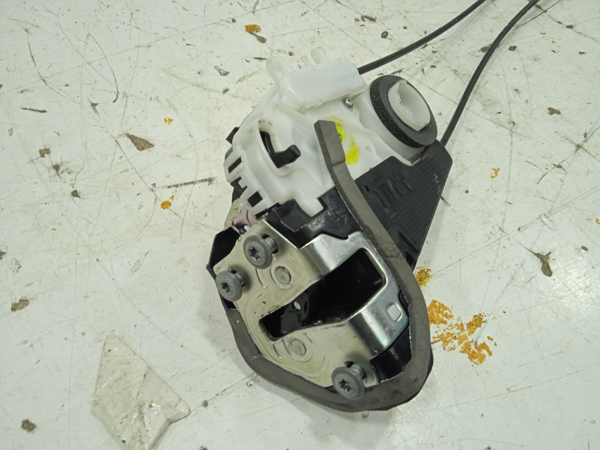 Cerradura puerta trasera derecha toyota yaris (p13) hybrid feel!