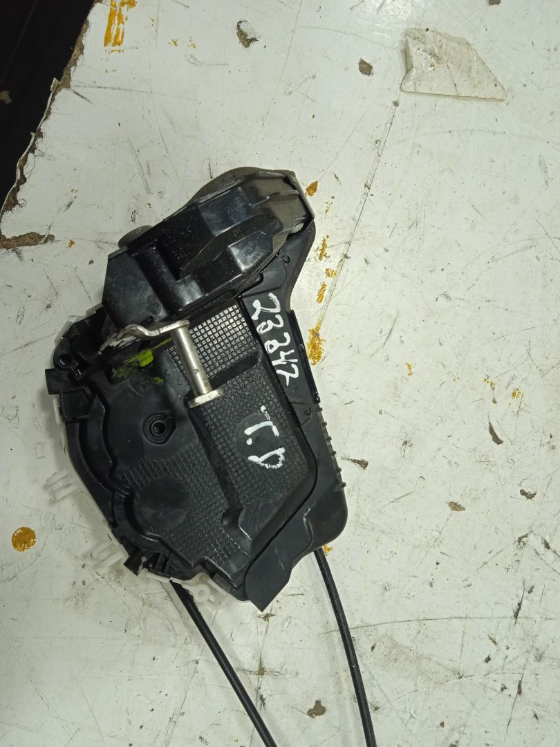 Cerradura puerta trasera derecha toyota yaris (p13) hybrid feel!