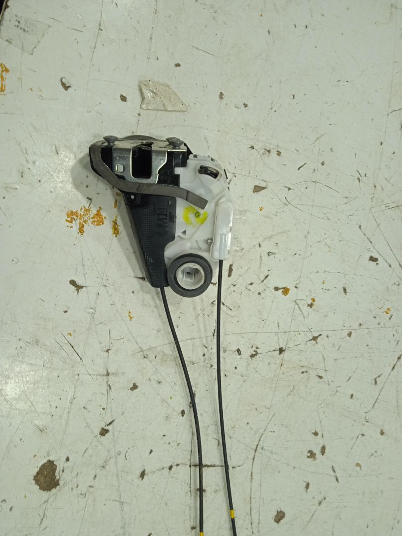 Cerradura puerta trasera derecha toyota yaris (p13) hybrid feel!