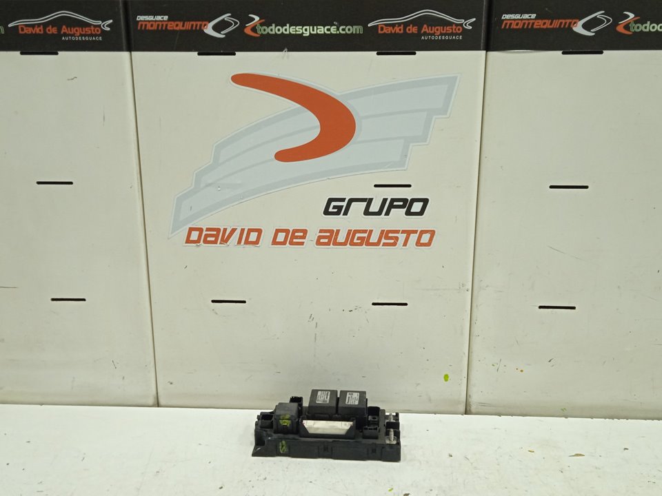 Caja reles / fusibles toyota prius (zvw30) 