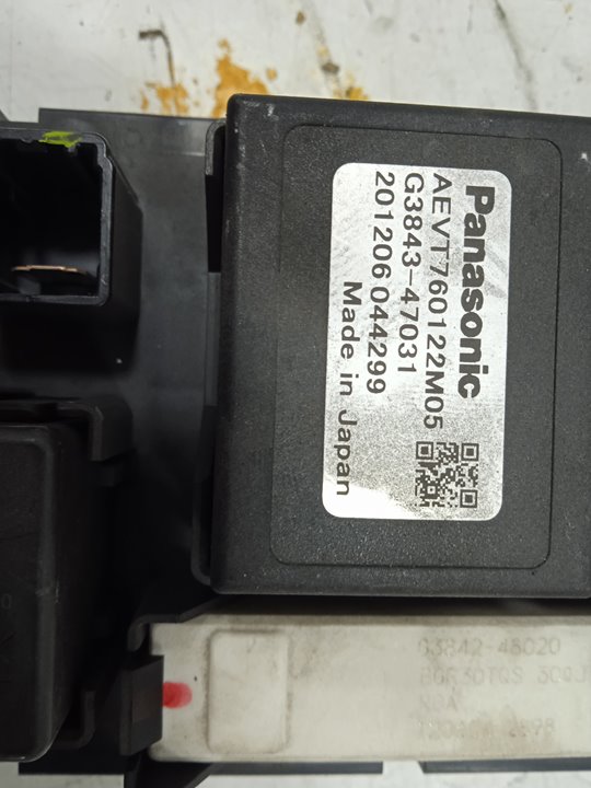 Caja reles / fusibles toyota prius (zvw30) 