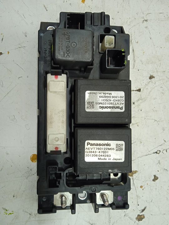 Caja reles / fusibles toyota prius (zvw30) 