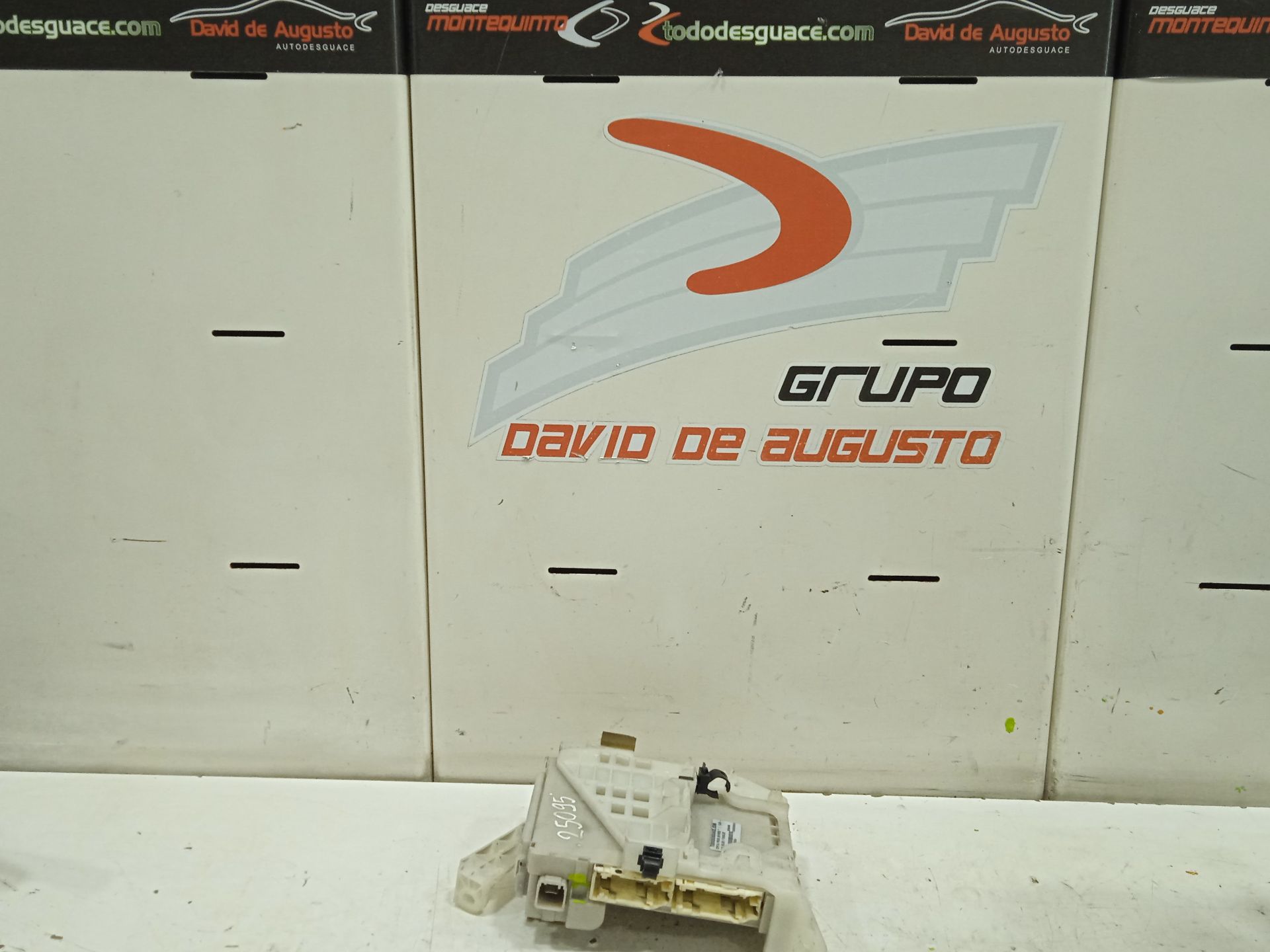 Caja reles / fusibles toyota prius (zvw30) 