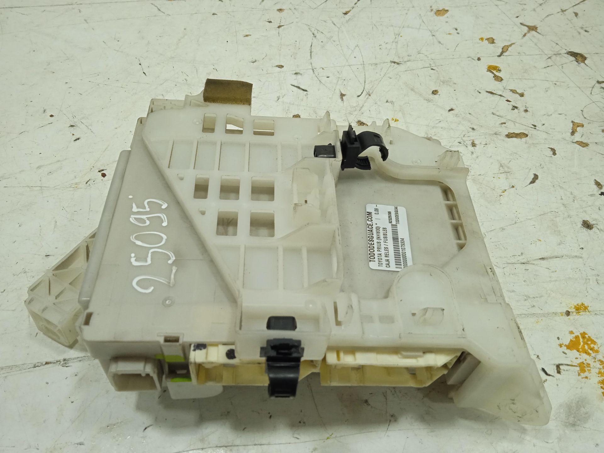 Caja reles / fusibles toyota prius (zvw30) 