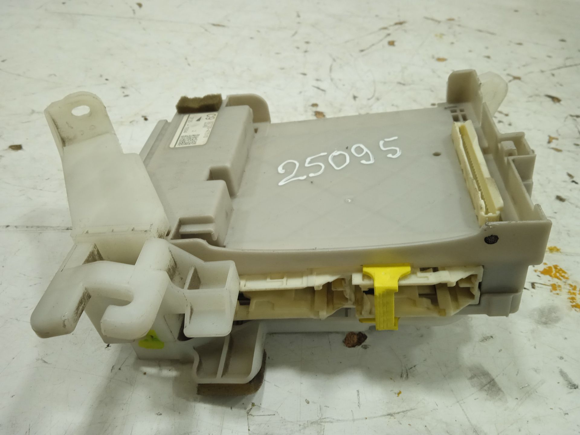 Caja reles / fusibles toyota prius (zvw30) 