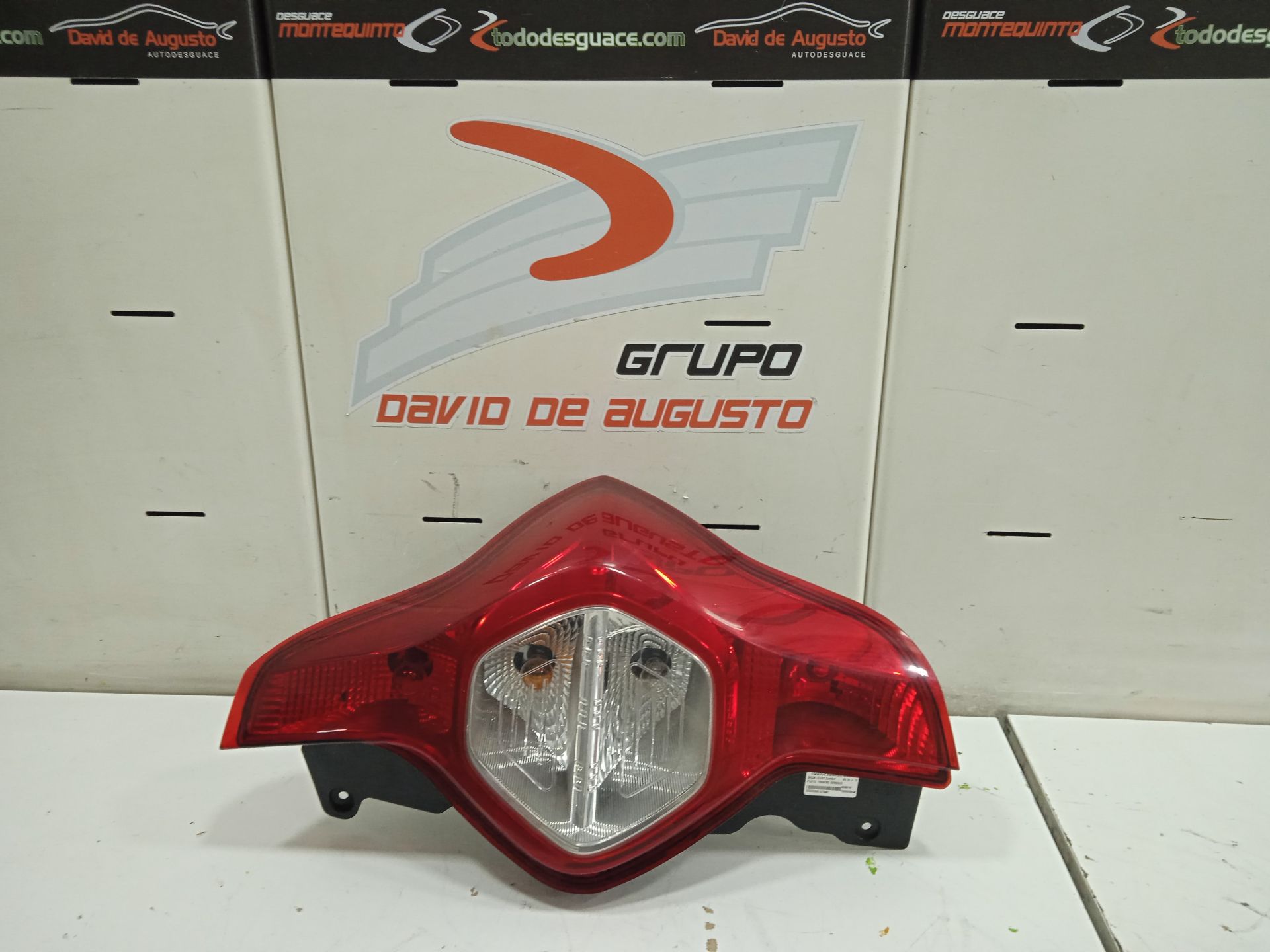 Piloto trasero derecho dacia lodgy comfort