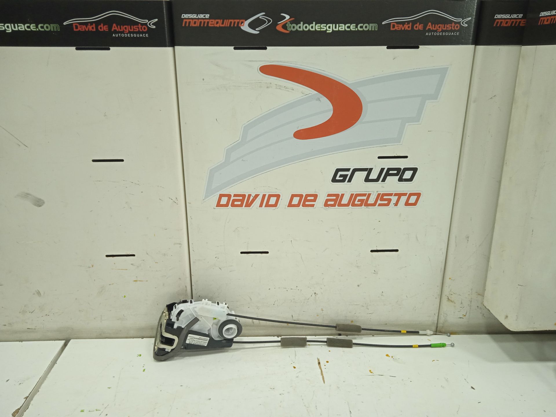 Cerradura puerta trasera derecha toyota yaris (xp21) sedition