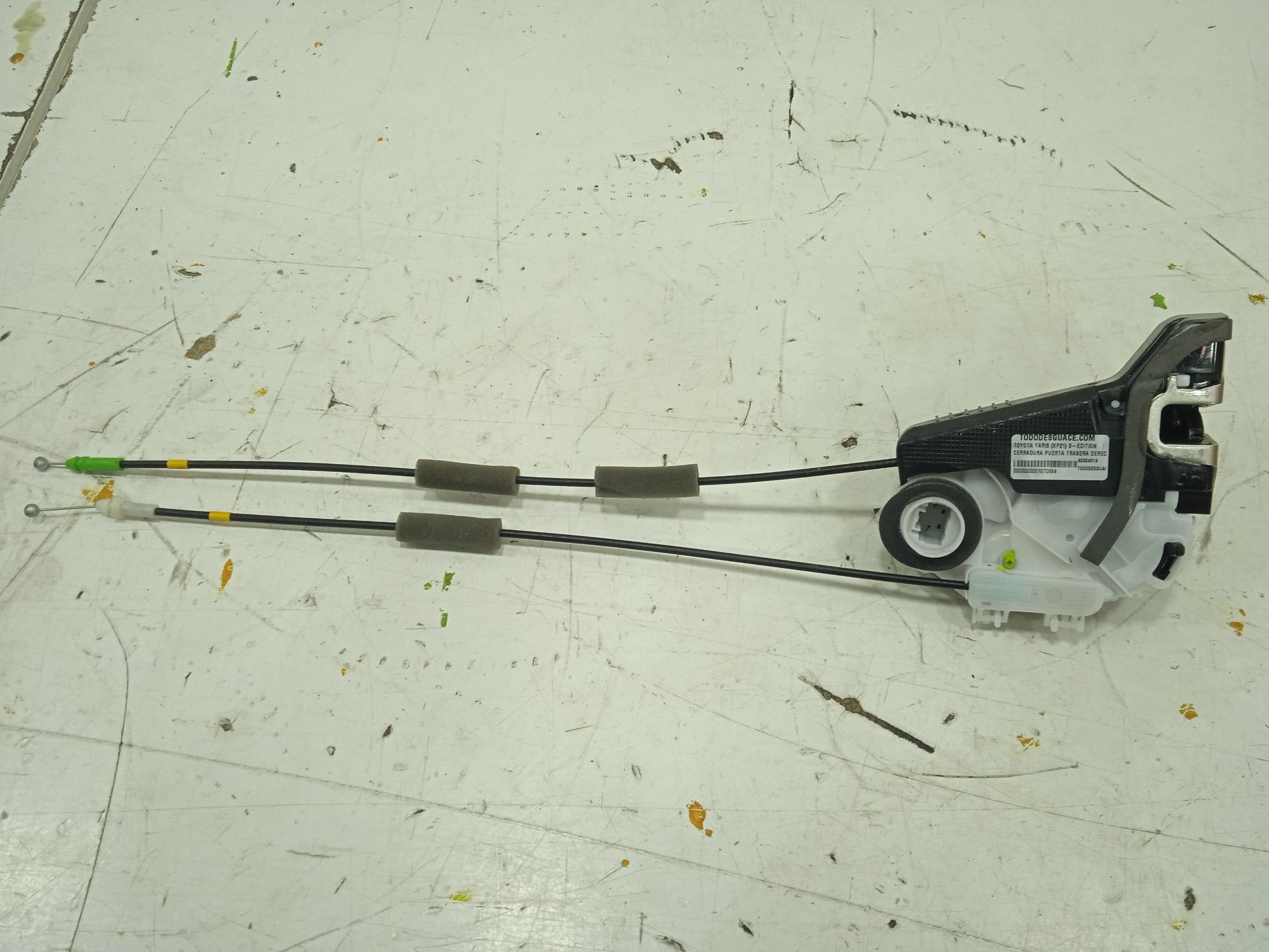 Cerradura puerta trasera derecha toyota yaris (xp21) sedition