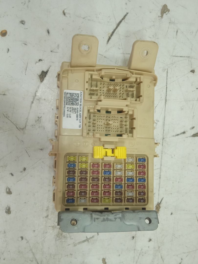 Caja reles / fusibles   no identificado