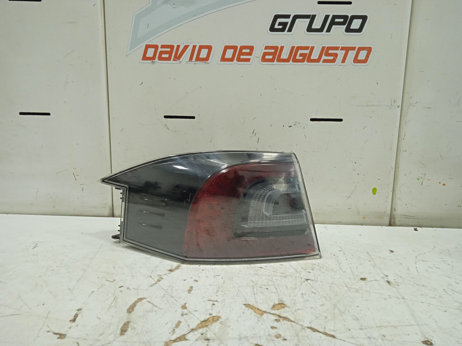Piloto trasero izquierdo tesla model s basis