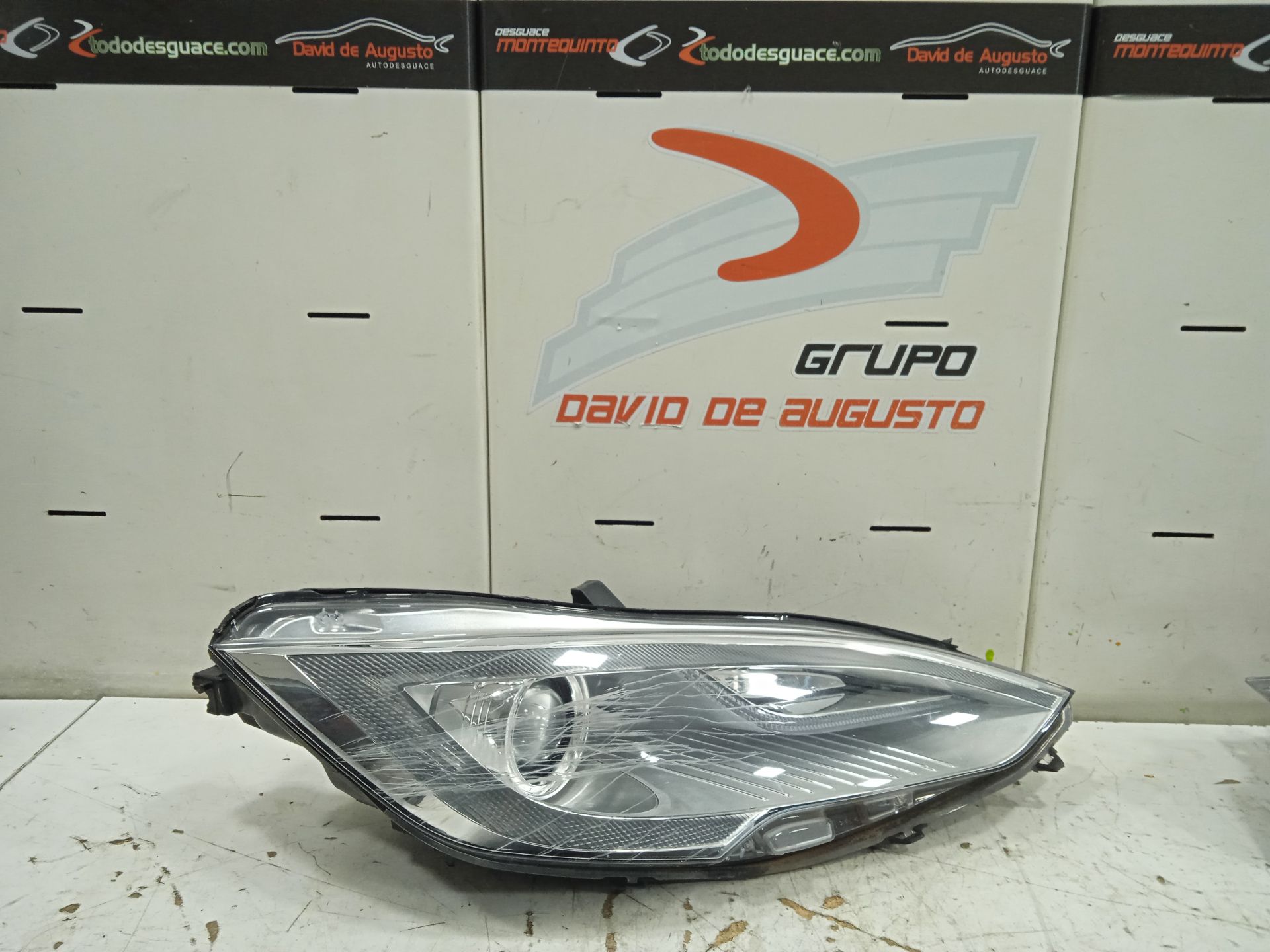 Faro derecho tesla model s basis