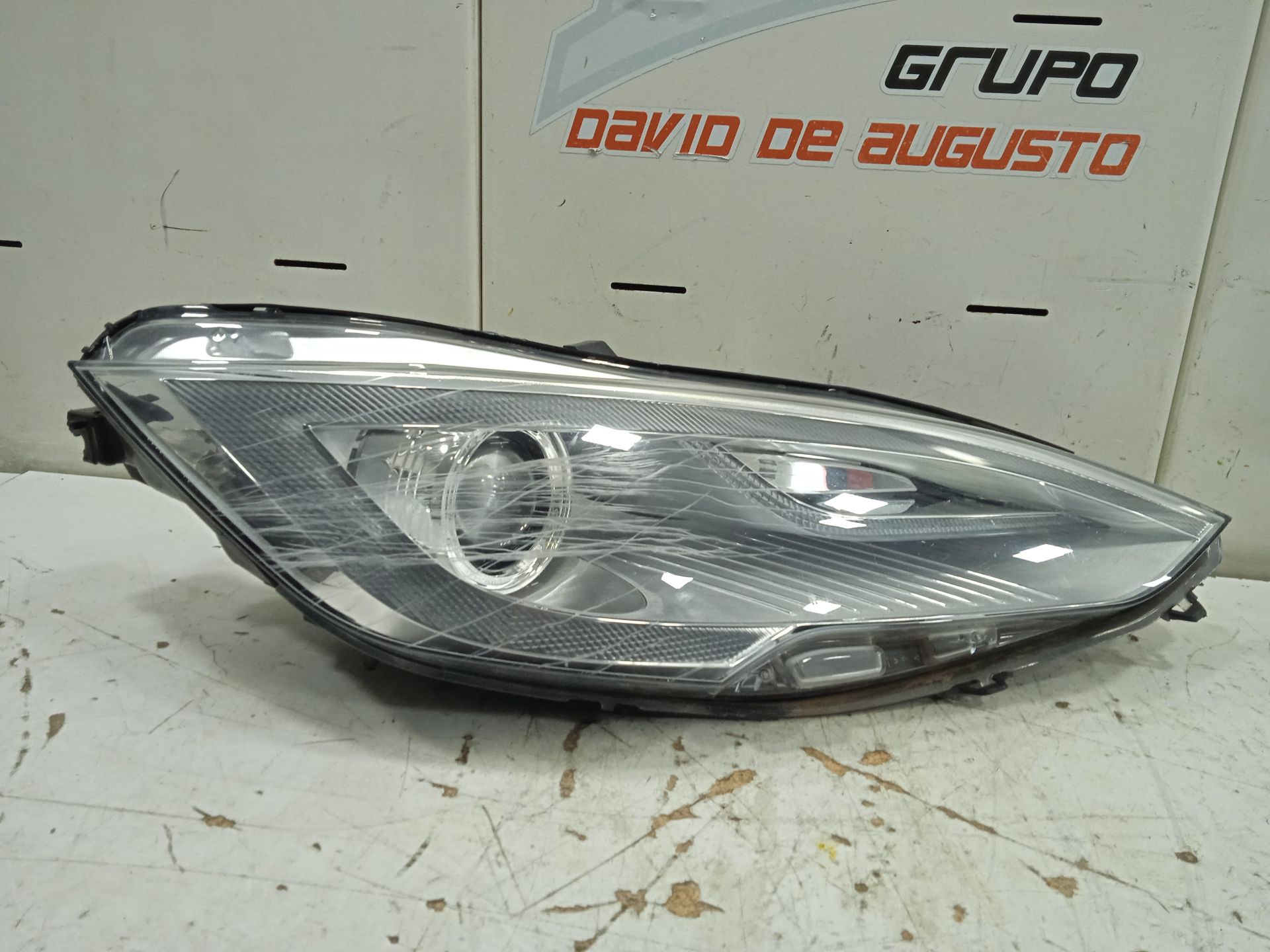 Faro derecho tesla model s basis