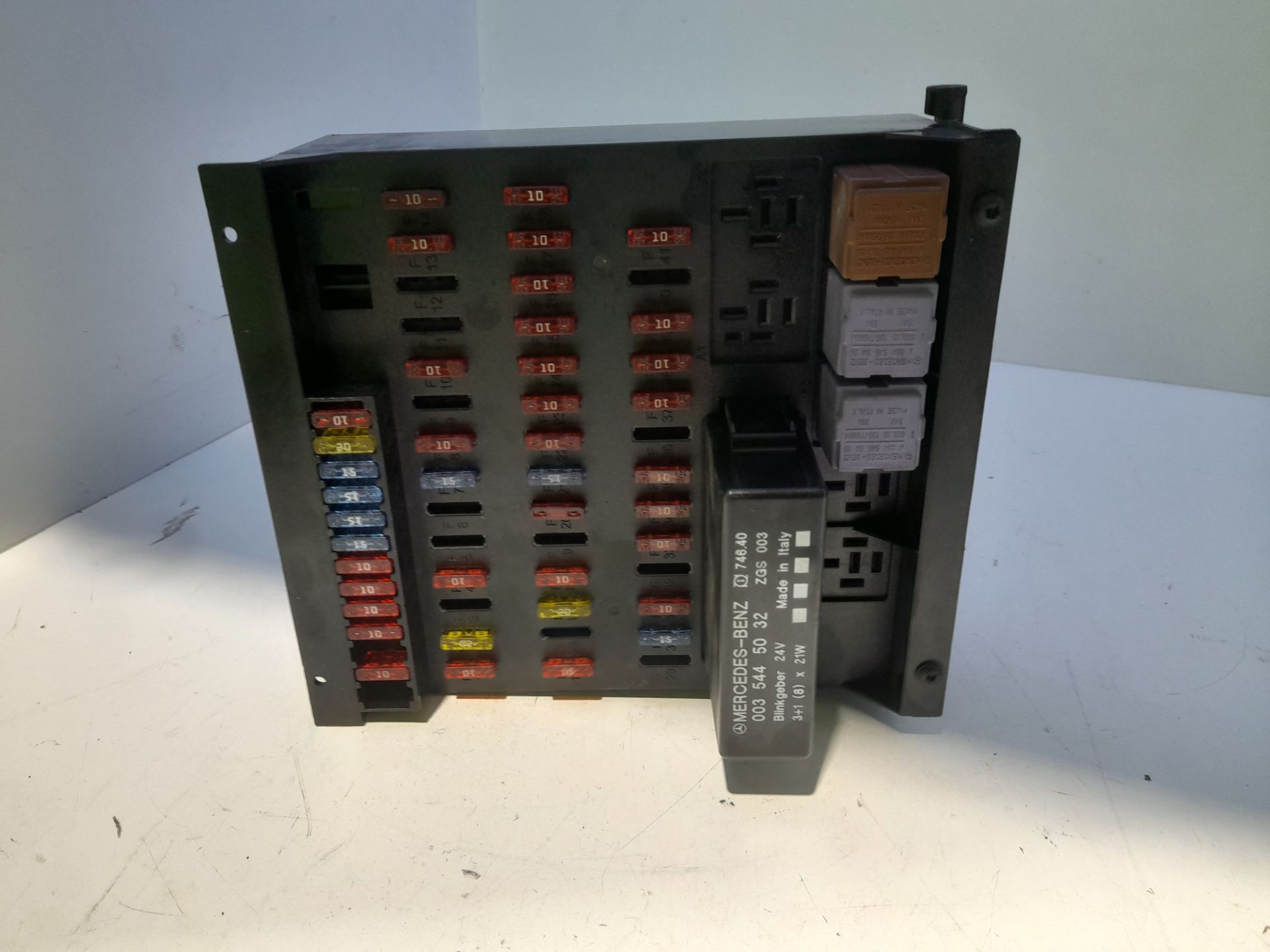 Caja reles / fusibles   no identificado