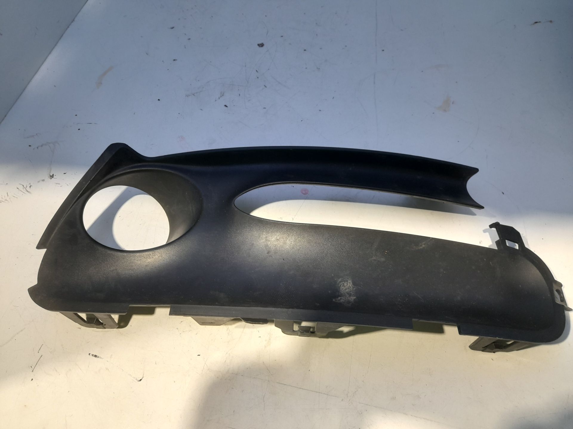 Moldura paragolpe delantera derecha renault  no identificado