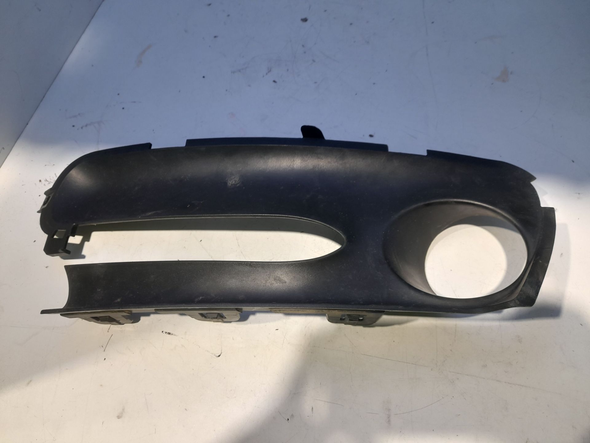 Moldura paragolpe delantera derecha renault  no identificado