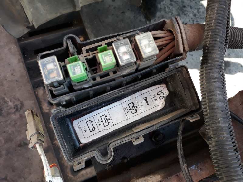  caja reles / fusibles   nissan atleon 165 165 8660n