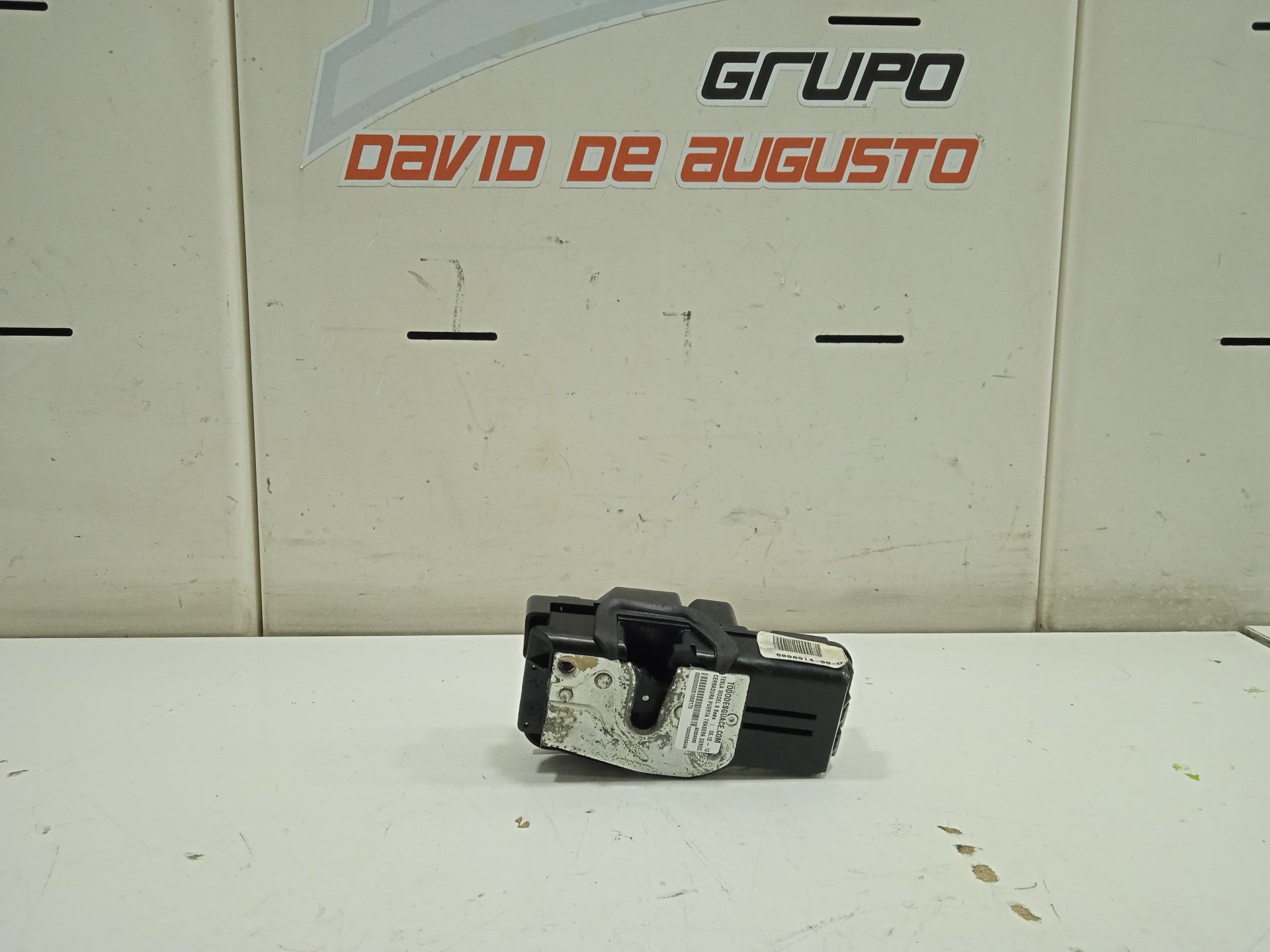 Cerradura puerta trasera derecha tesla model s basis