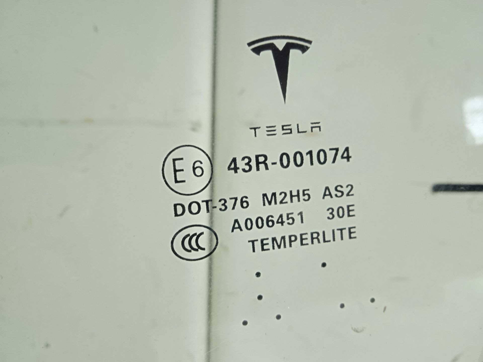 Luna delantera izquierda tesla model s basis