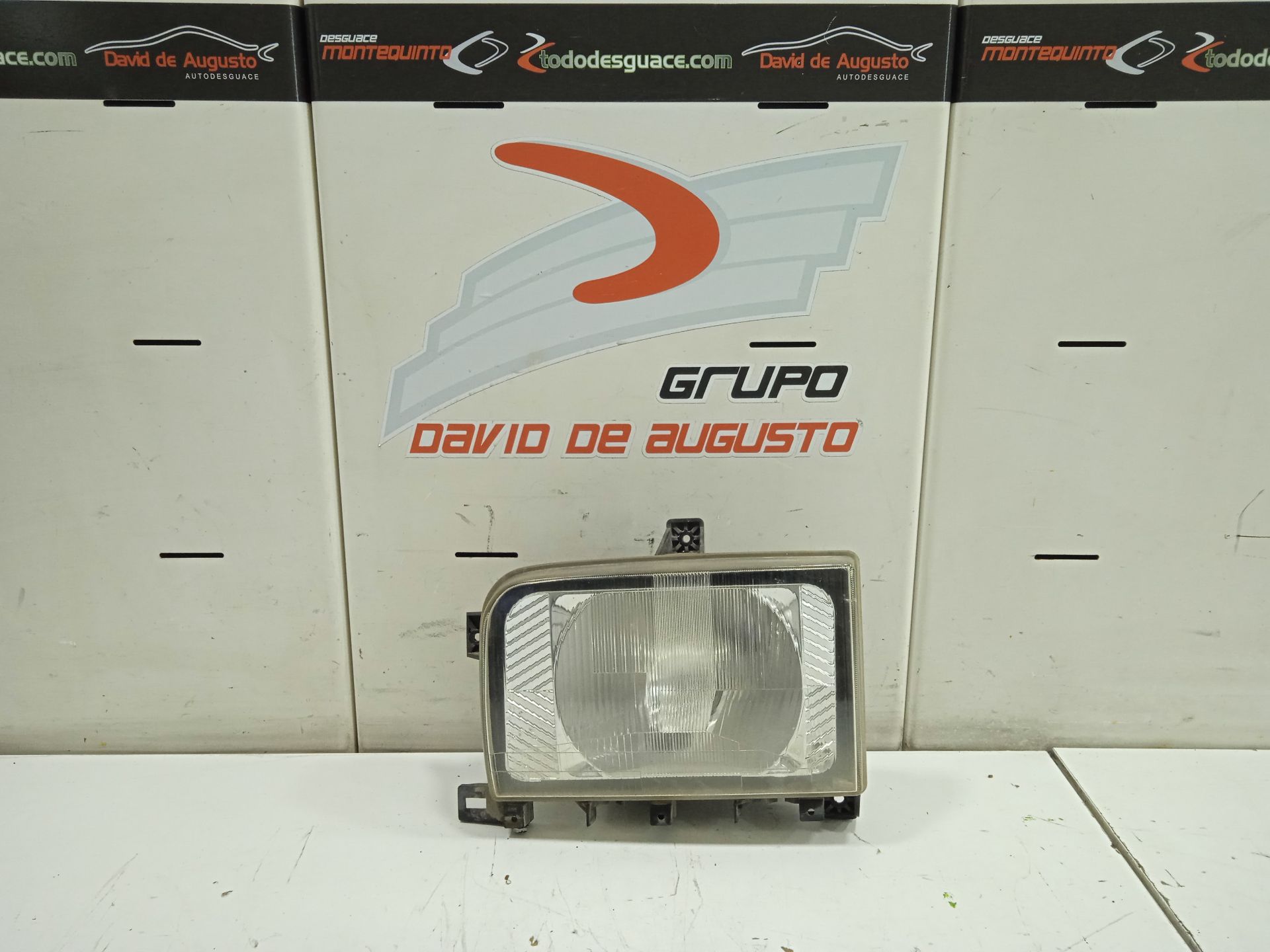 Faro izquierdo nissan  no identificado