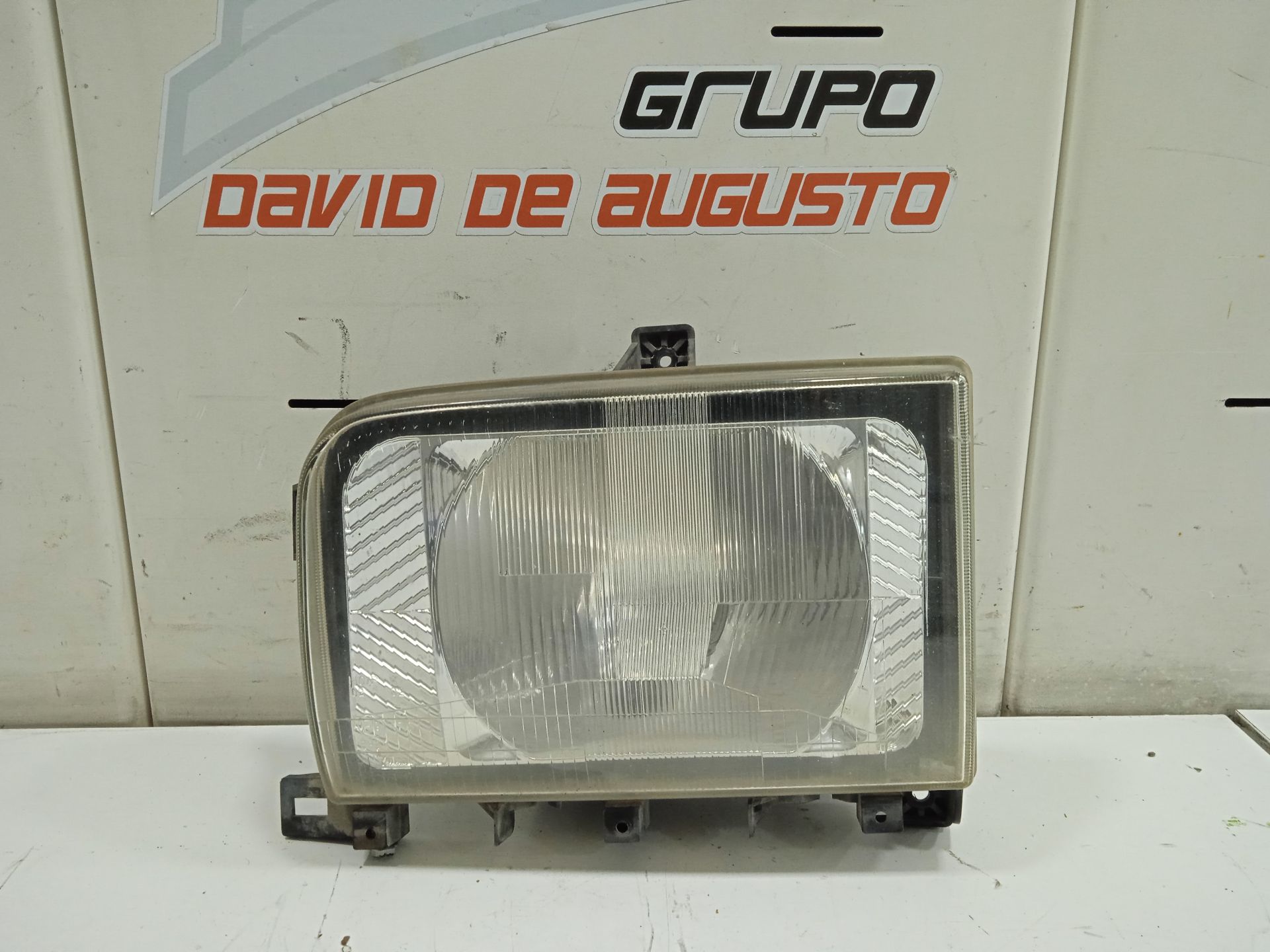 Faro izquierdo nissan  no identificado