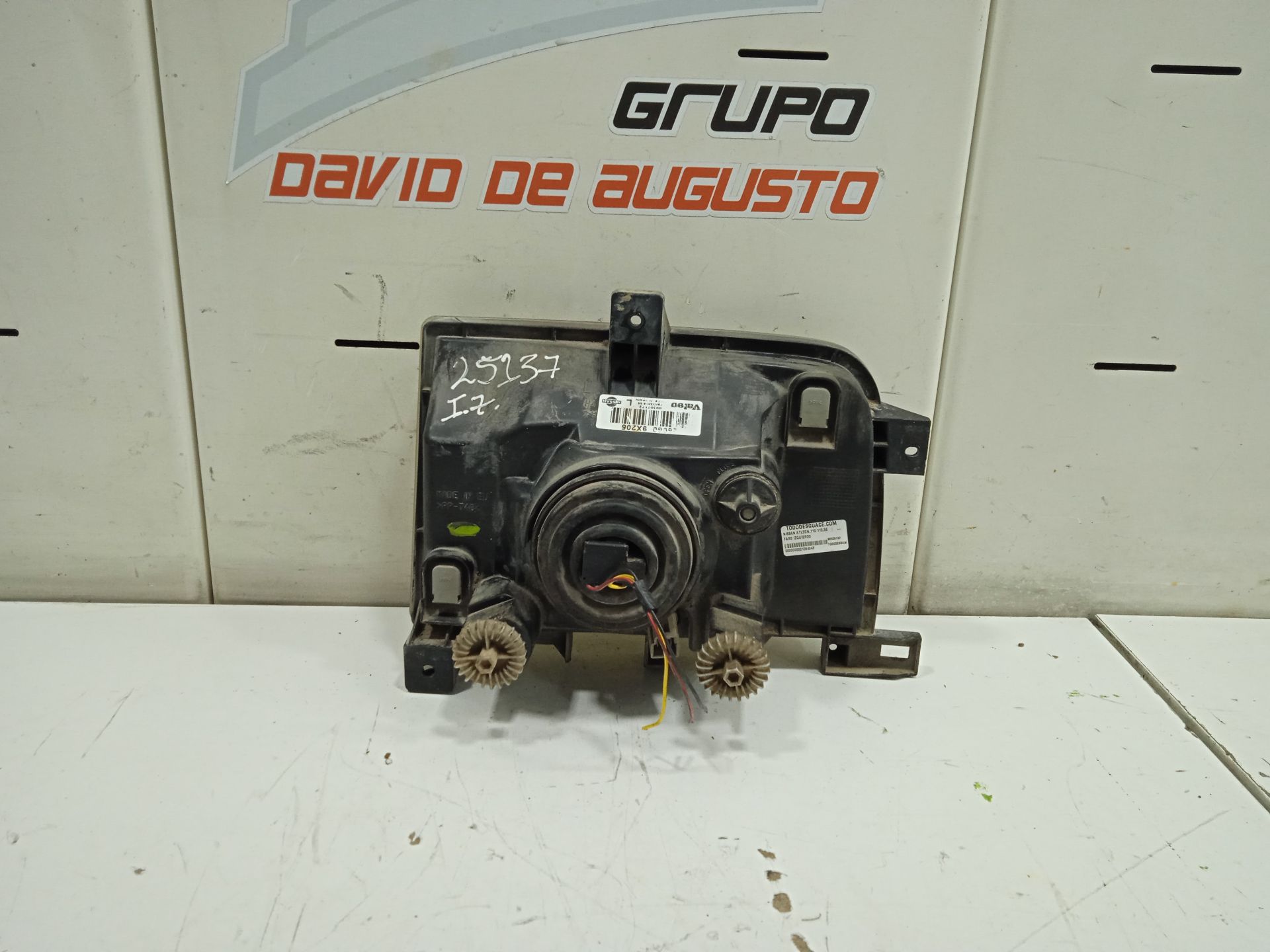 Faro izquierdo nissan  no identificado