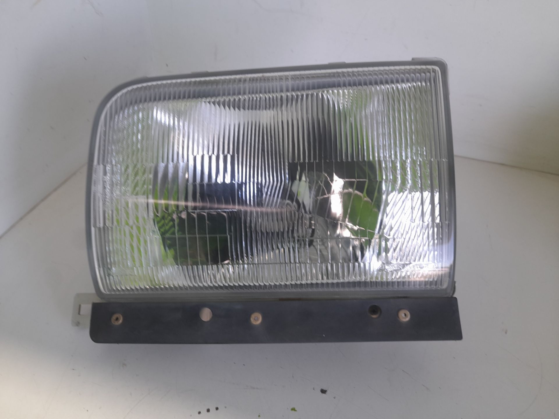 Faro izquierdo nissan  no identificado