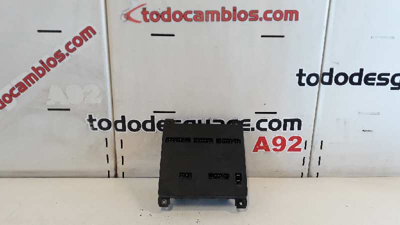 Caja reles / fusibles nissan  no identificado