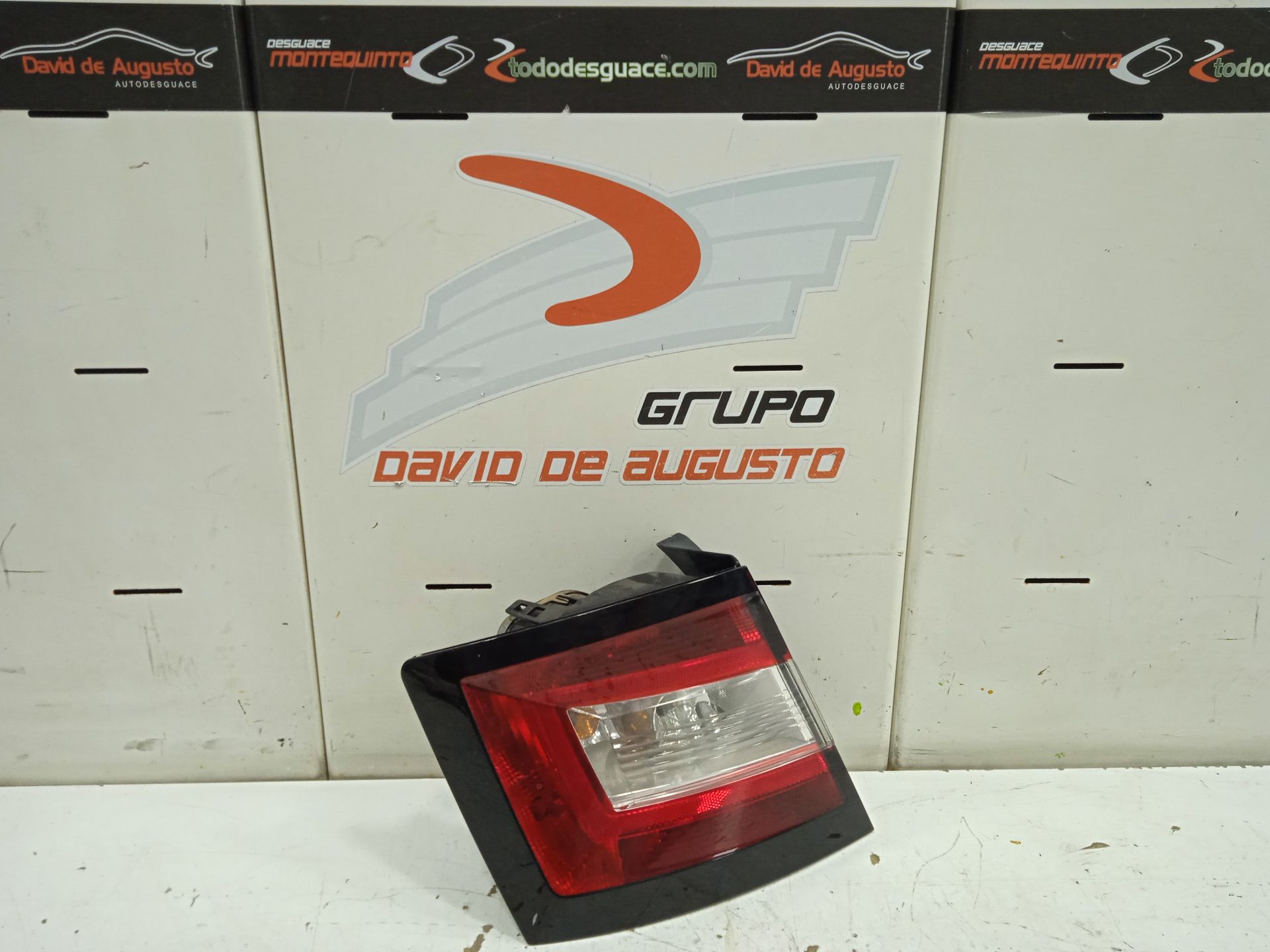 Piloto trasero izquierdo skoda fabia (nj3) color concept