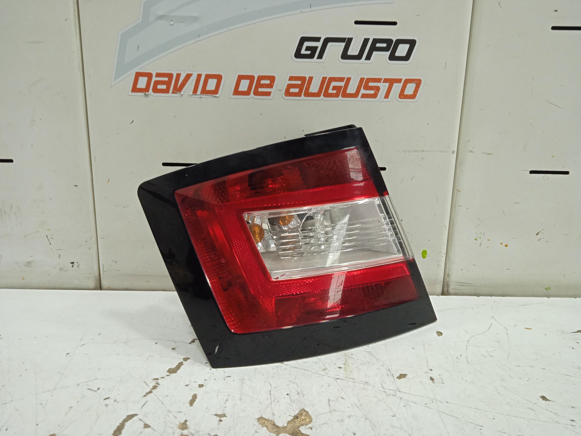 Piloto trasero izquierdo skoda fabia (nj3) color concept