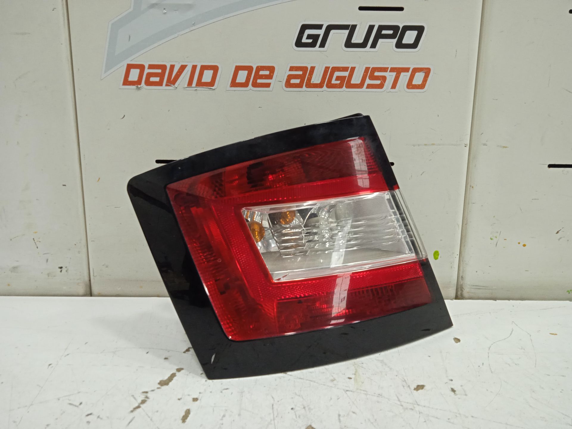 Piloto trasero izquierdo skoda fabia (nj3) color concept