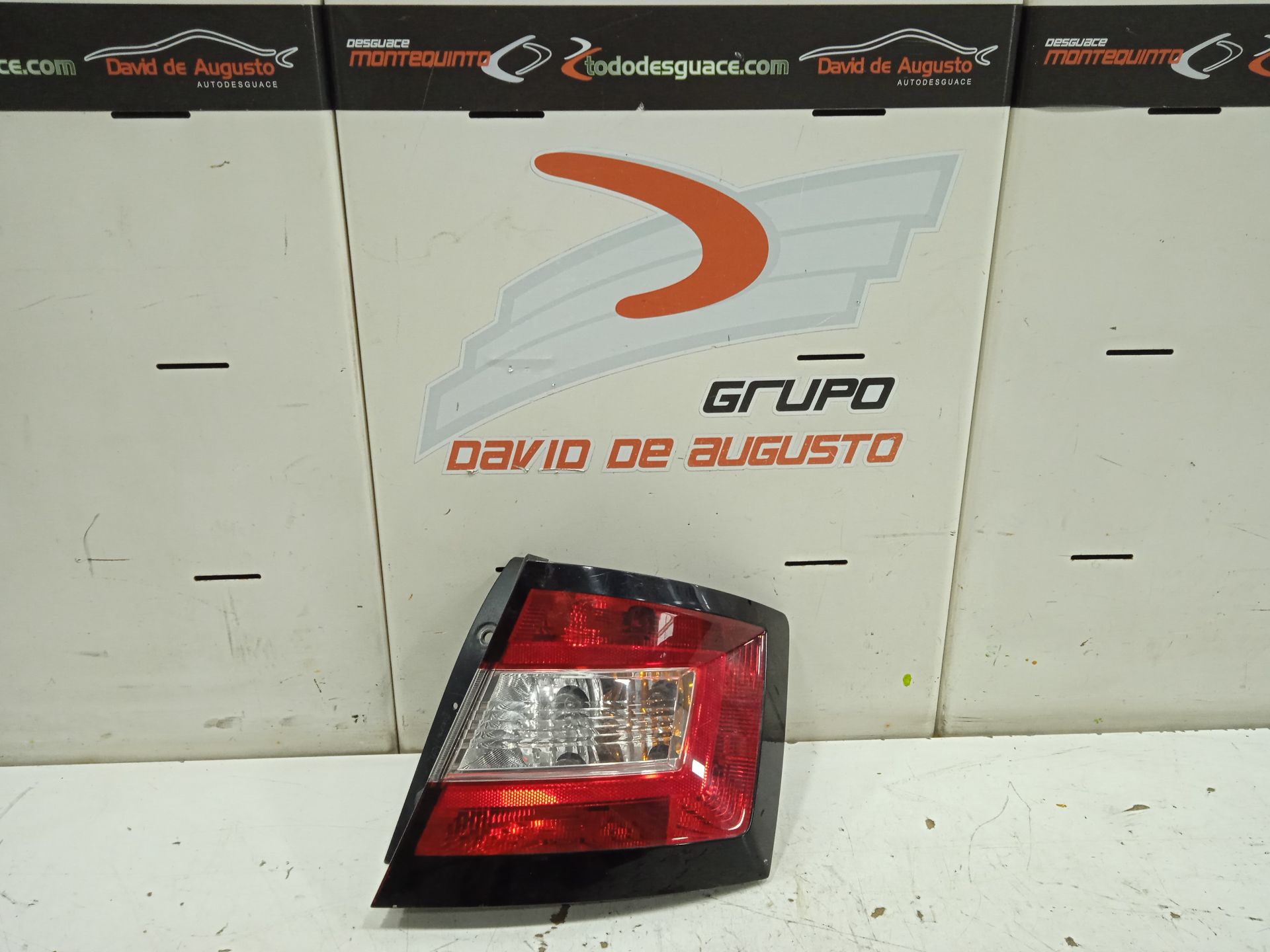 Piloto trasero derecho skoda fabia (nj3) color concept