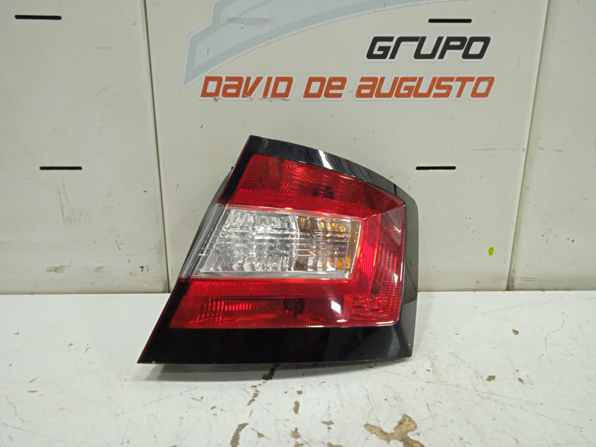 Piloto trasero derecho skoda fabia (nj3) color concept