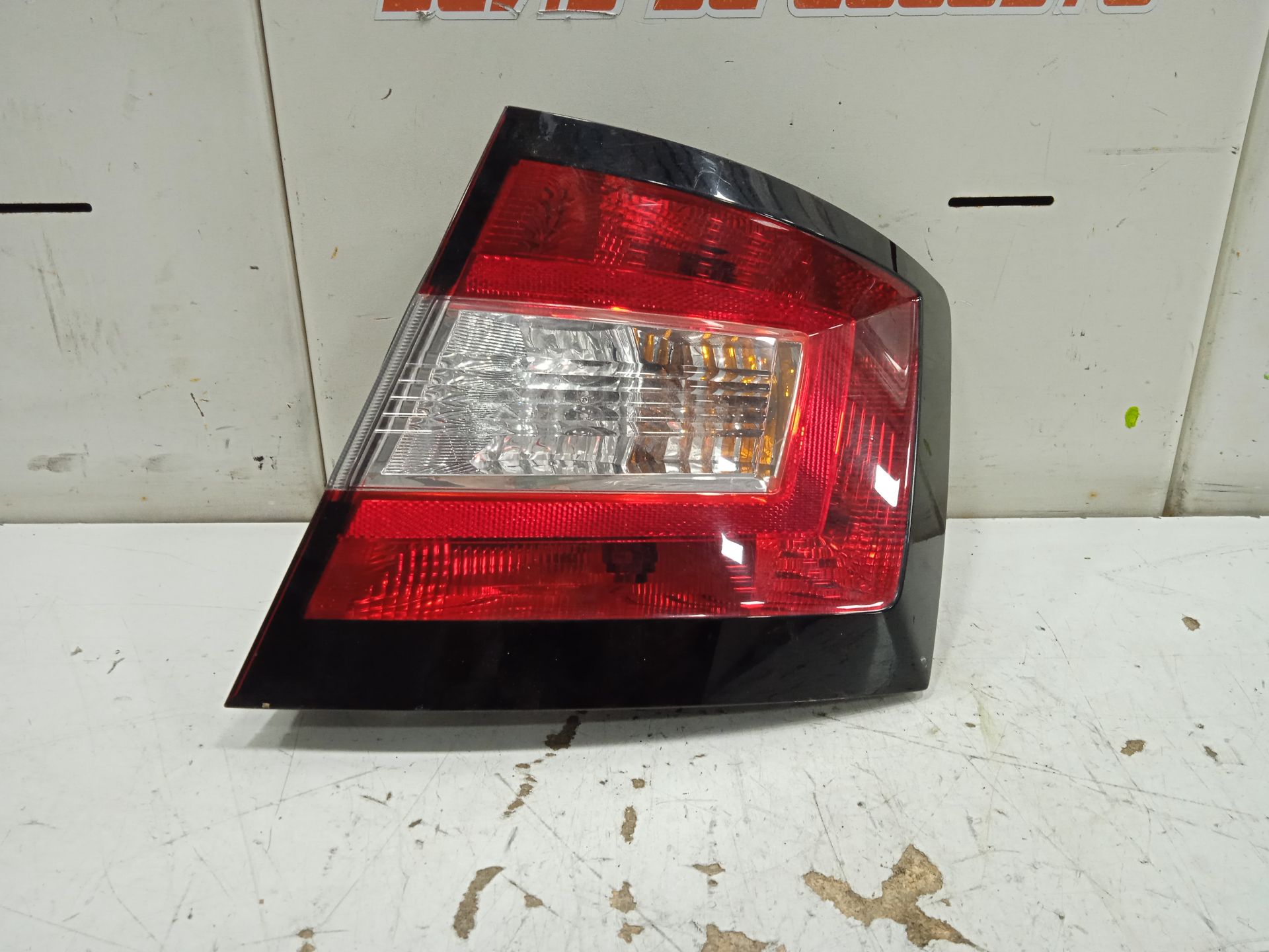 Piloto trasero derecho skoda fabia (nj3) color concept