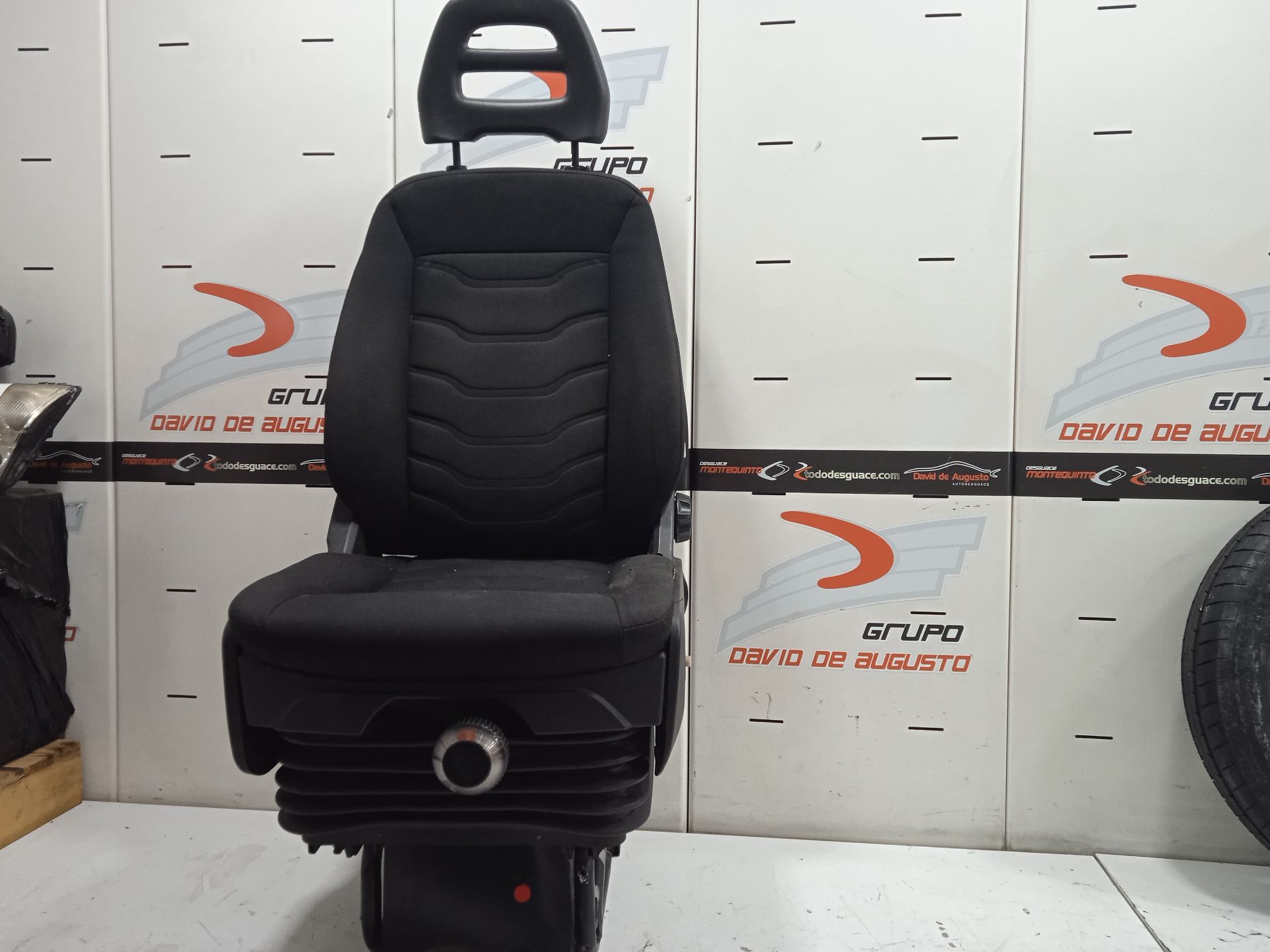Asiento delantero izquierdo caja cerrada gran espacio 35c.