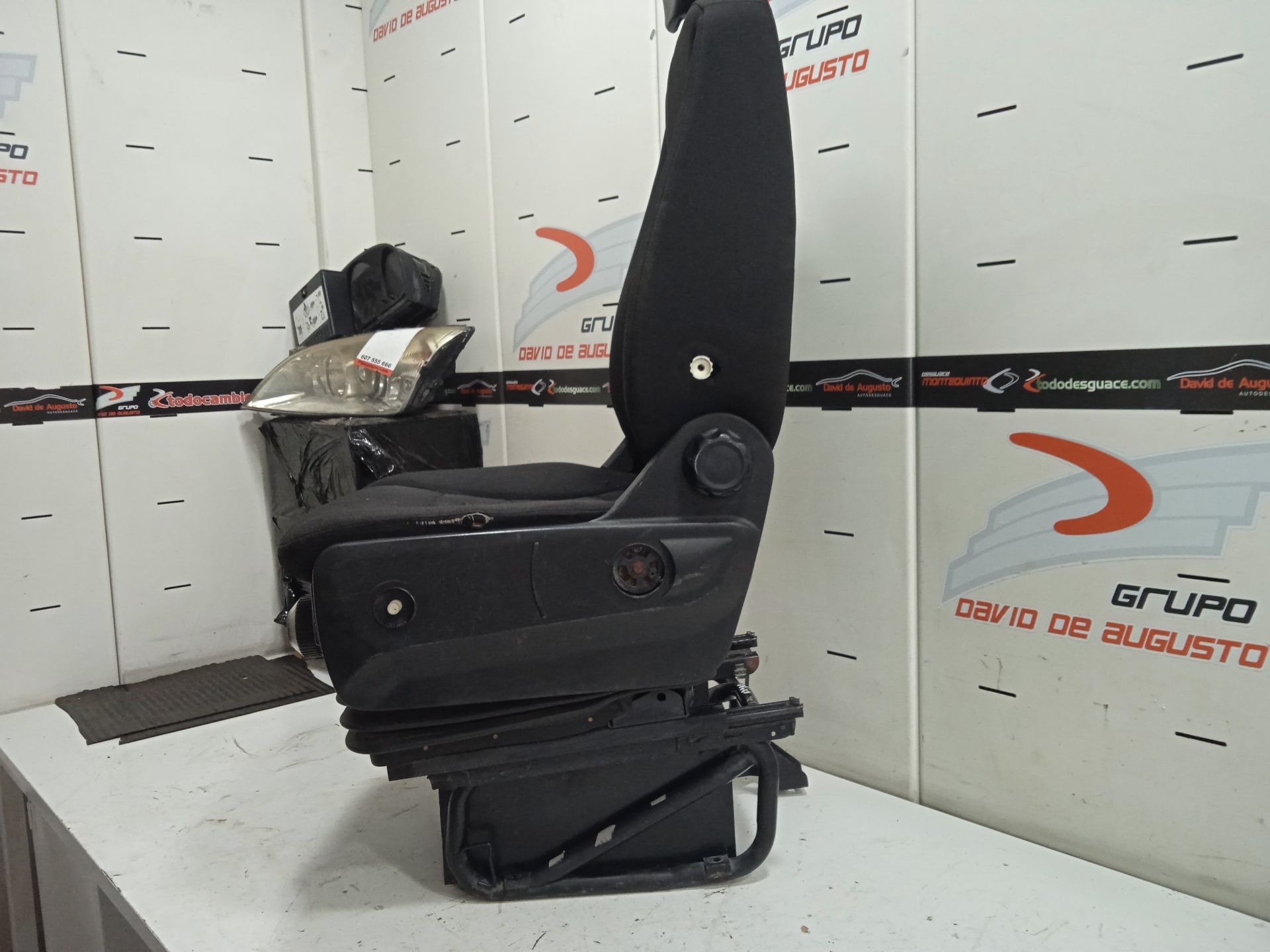 Asiento delantero izquierdo caja cerrada gran espacio 35c.