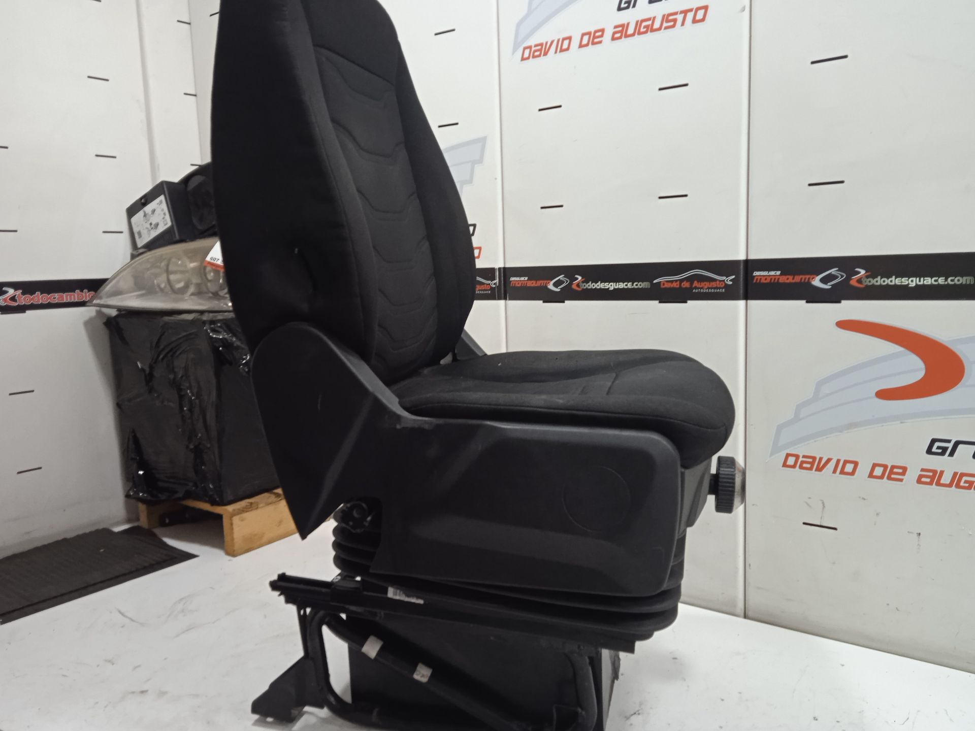 Asiento delantero izquierdo caja cerrada gran espacio 35c.