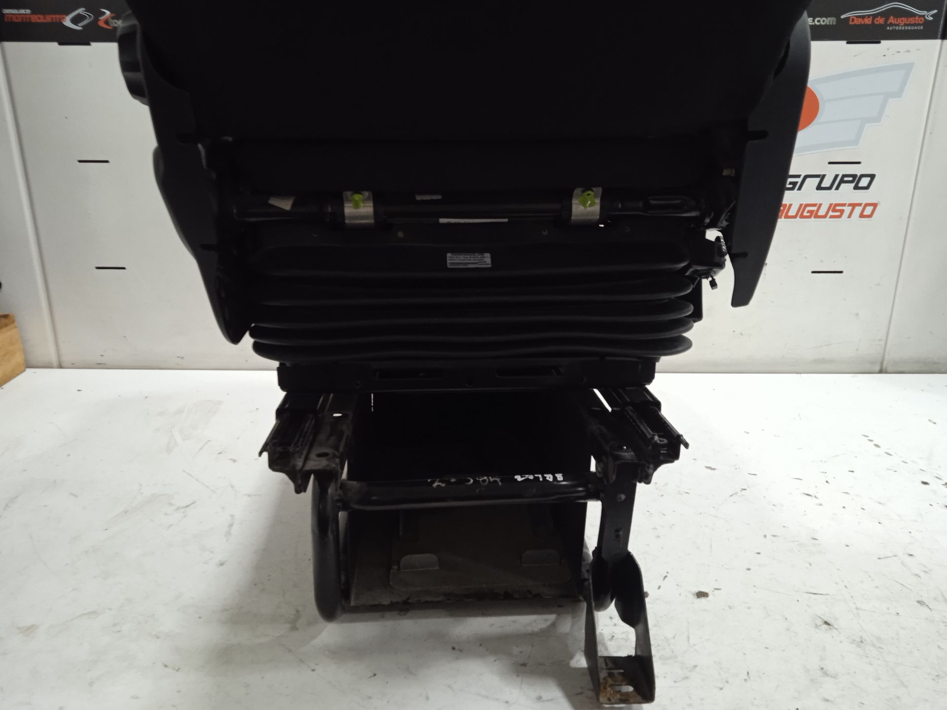 Asiento delantero izquierdo caja cerrada gran espacio 35c.