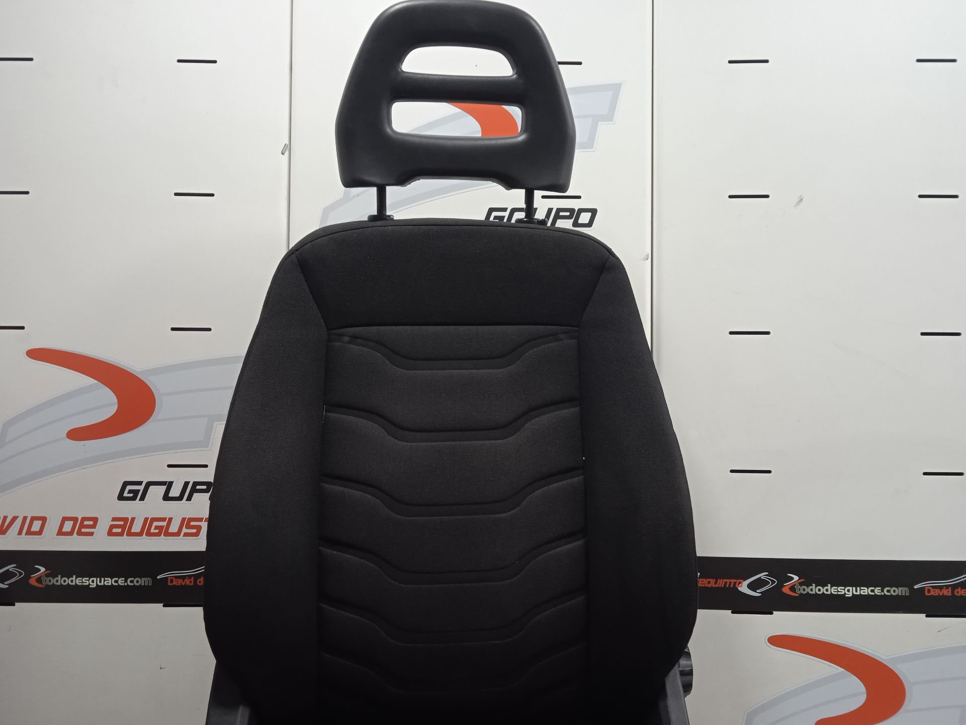 Asiento delantero izquierdo caja cerrada gran espacio 35c.