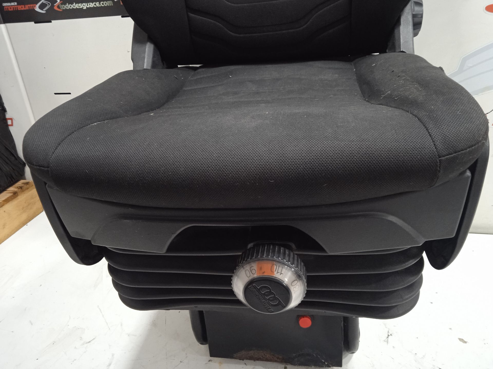 Asiento delantero izquierdo caja cerrada gran espacio 35c.