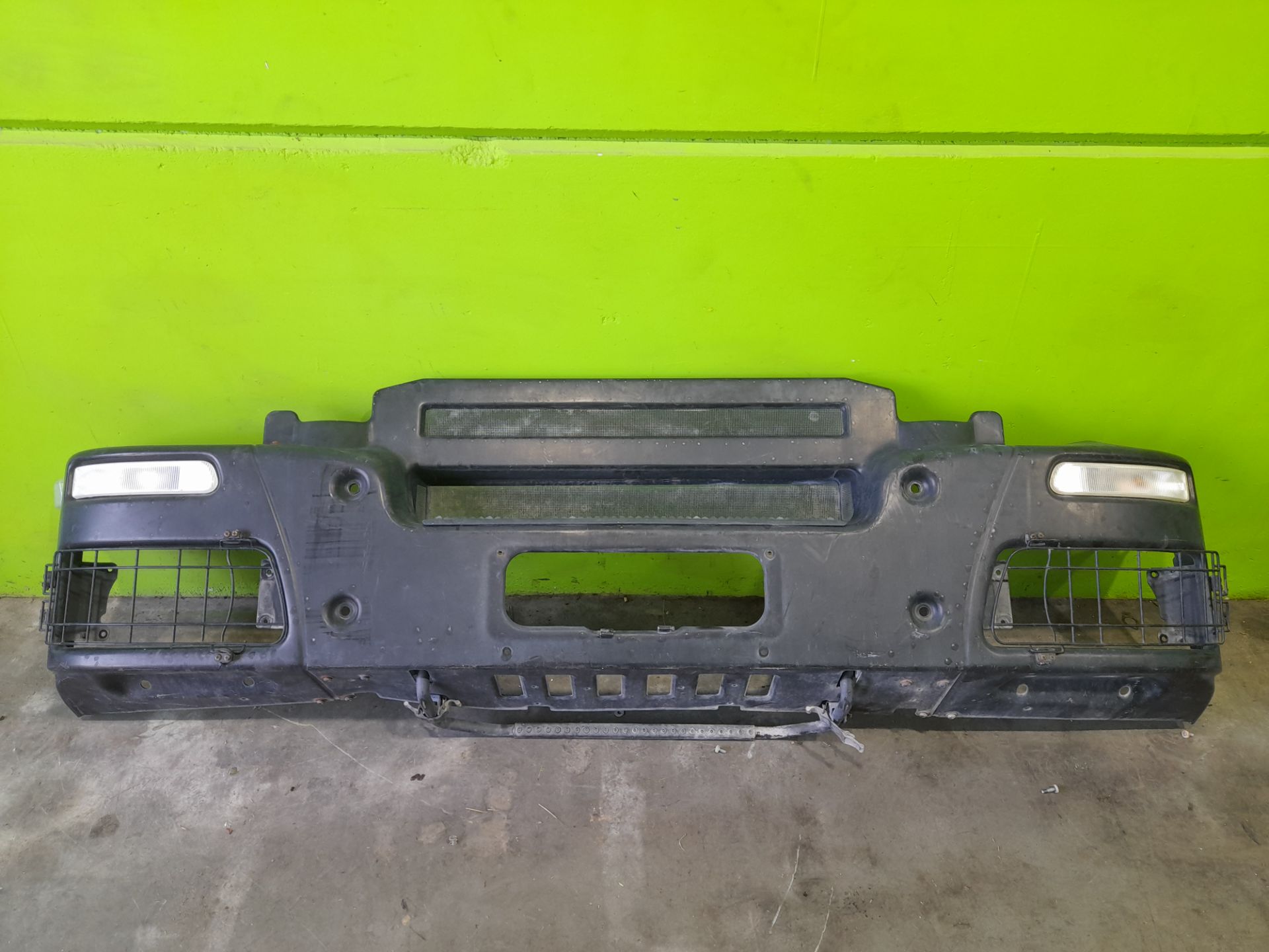 Paragolpes delantero iveco  no identificado