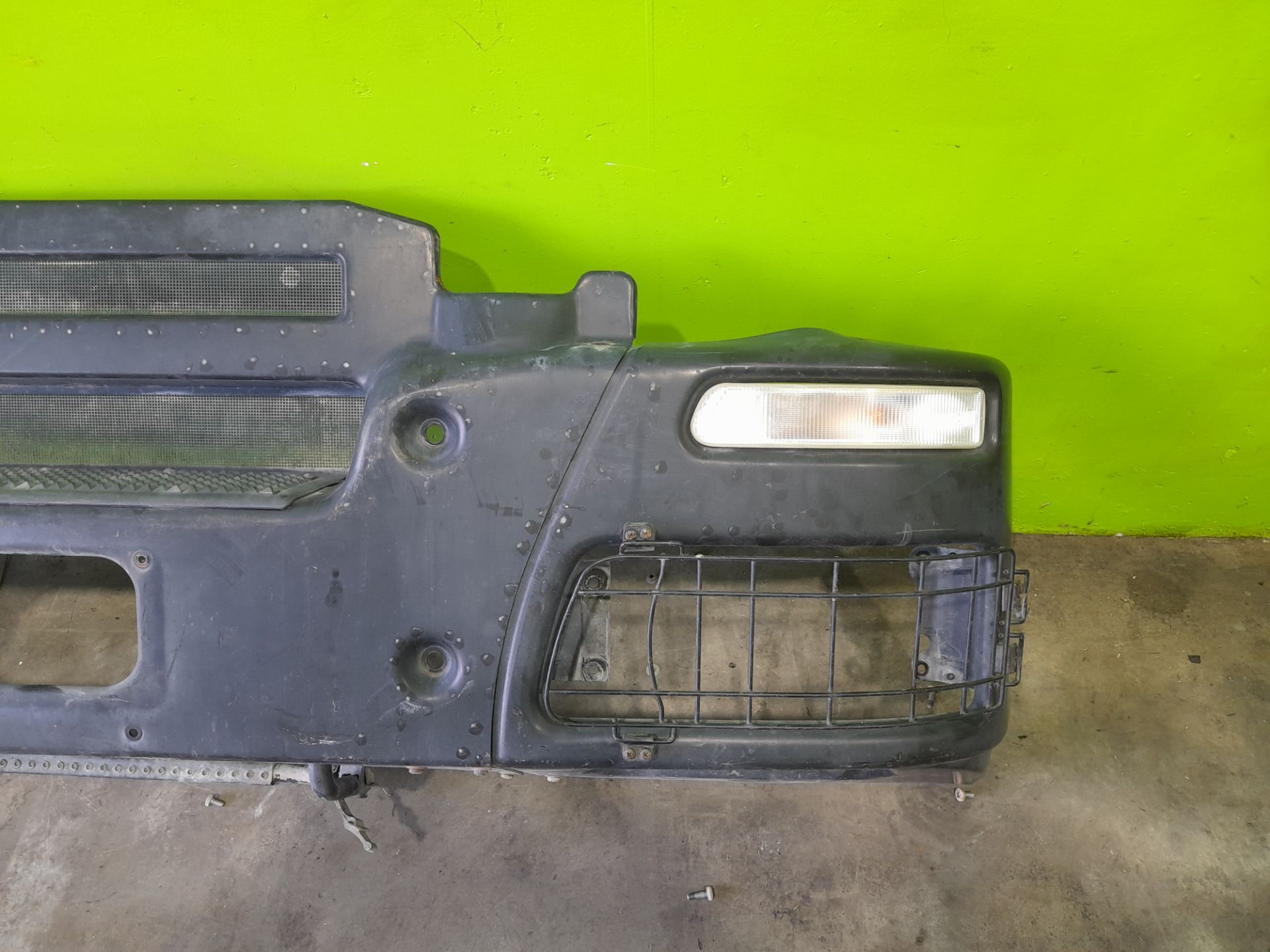 Paragolpes delantero iveco  no identificado