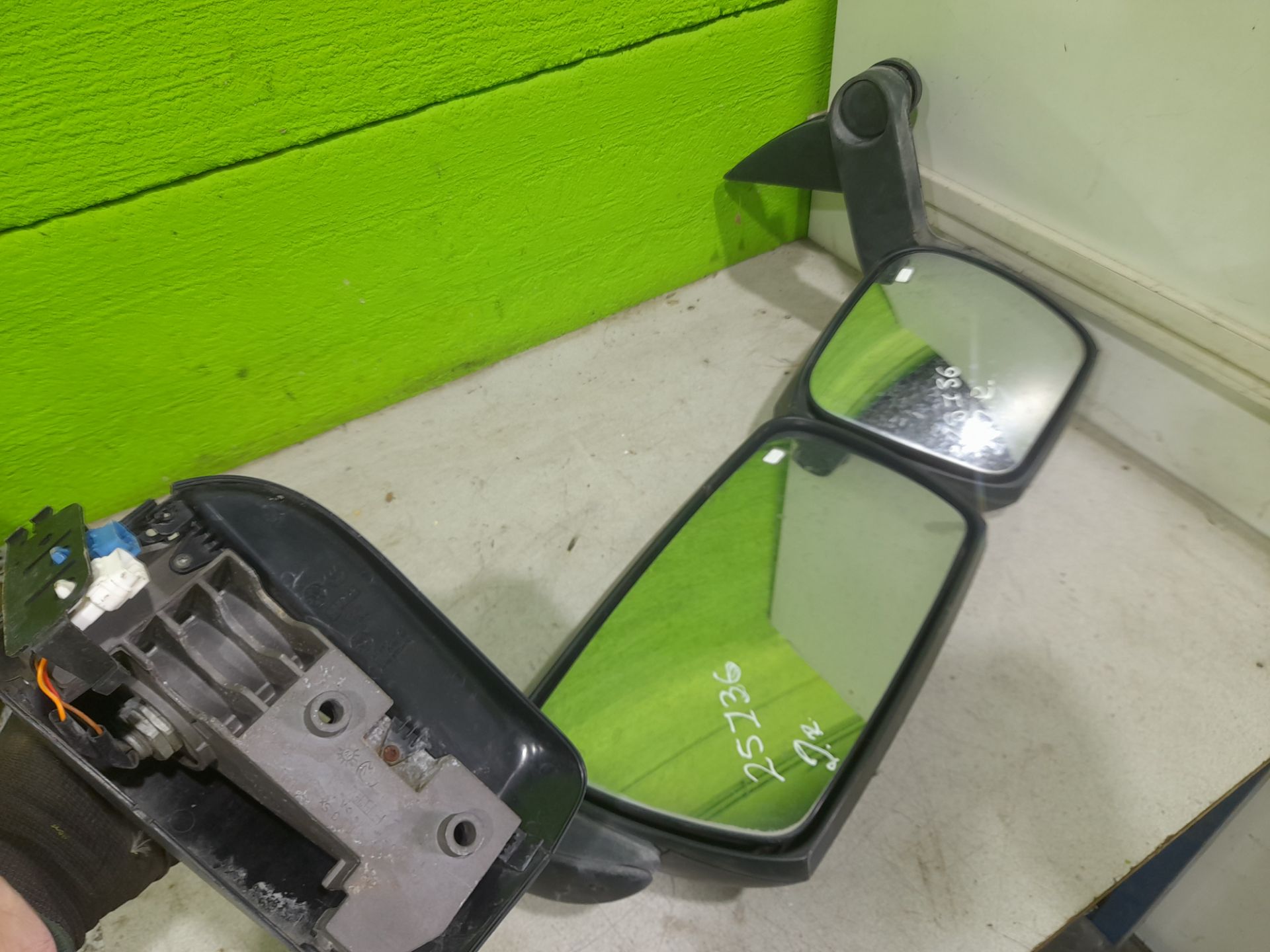 Retrovisor derecho iveco  no identificado