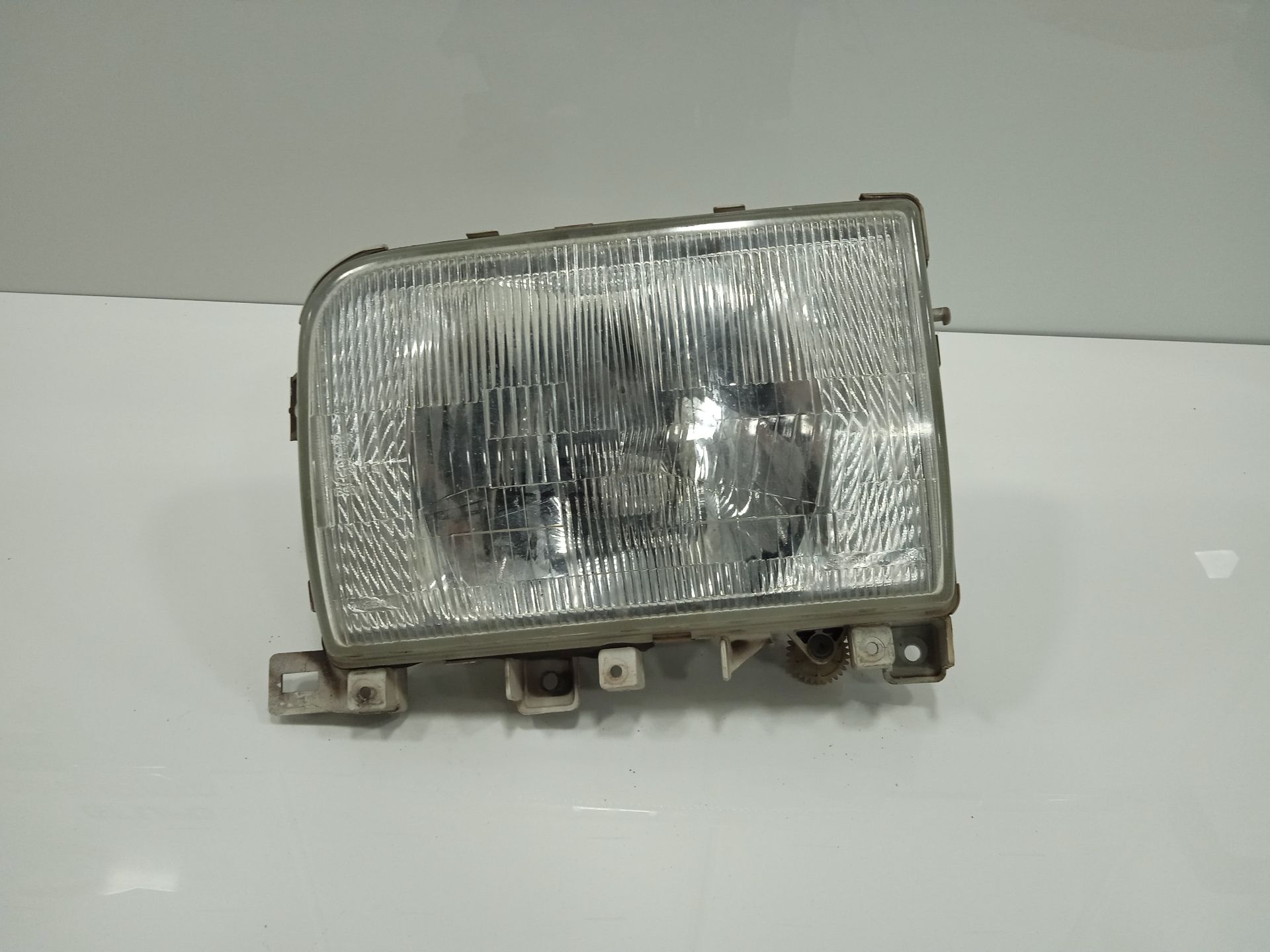 Faro izquierdo nissan  no identificado