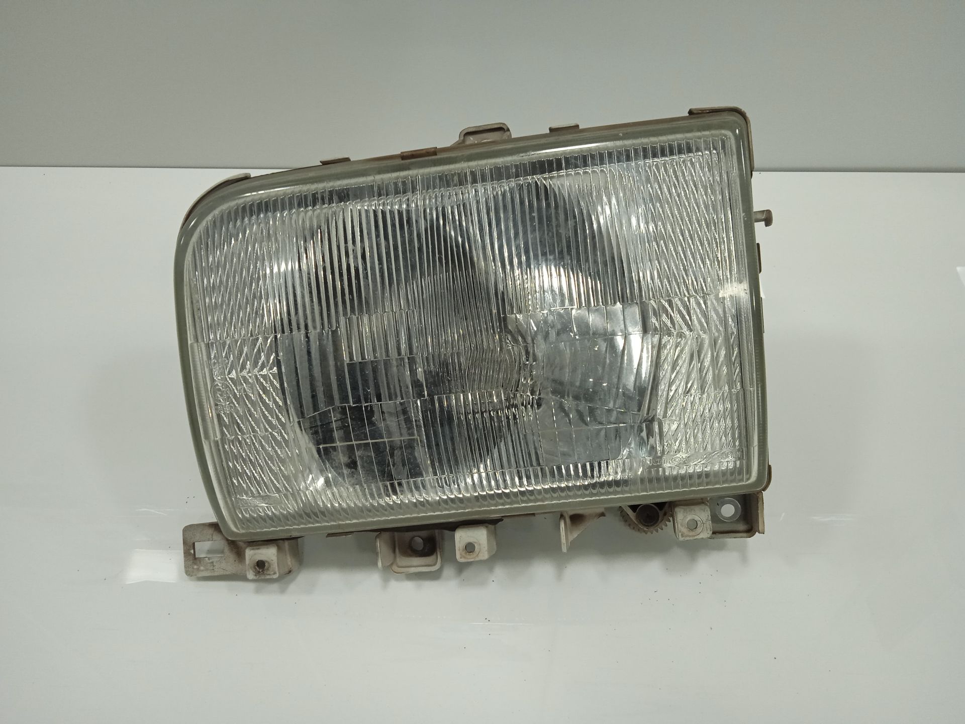 Faro izquierdo nissan  no identificado