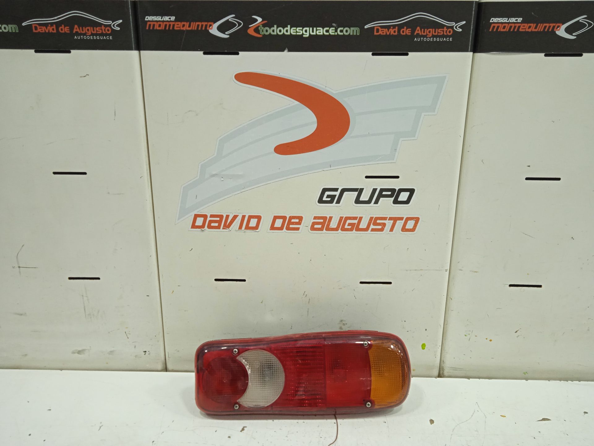 Piloto trasero derecho nissan  no identificado