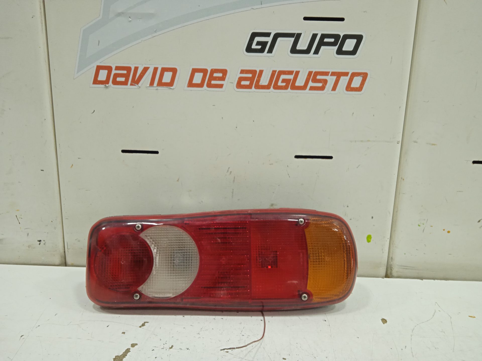 Piloto trasero derecho nissan  no identificado